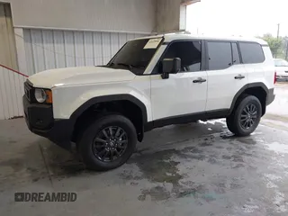 2025 Toyota Land Cruiser 1958 Edition z VIN JTEABFAJXSK020610, wystawiony jako IAAI lot #42225856 z przebiegiem 5 828 mil mil oraz . Historia ofert i sprzedaży dostępna na DreamBid. Obrazek 2.