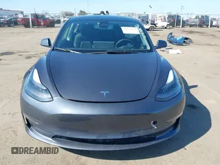 2022 Tesla Model 3 Long Range z VIN 5YJ3E1EB2NF251772, wystawiony jako IAAI lot #41773684 z przebiegiem 28 500 mil mil oraz . Historia ofert i sprzedaży dostępna na DreamBid. Obrazek 12.