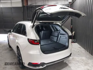 2024 Mazda CX-90 S Premium z VIN JM3KKDHCXR1103272, wystawiony jako IAAI lot #40301969 z przebiegiem 5 235 mil mil oraz . Historia ofert i sprzedaży dostępna na DreamBid. Obrazek 3.