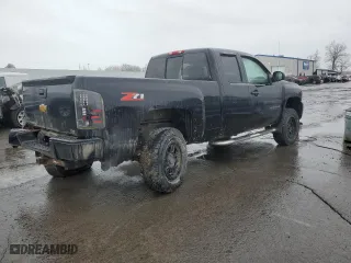 2010 Chevrolet Silverado 1500 LT with VIN 1GCSKSE34AZ298230, listed as a Copart auction lot 47640145 with 190,583 mi miles and Salvage Title. Bid and sale history available at carsss.com. Image 3.