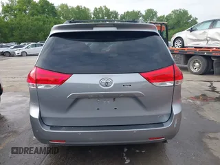 2014 Toyota Sienna XLE z VIN 5TDYK3DC6ES488569, wystawiony jako IAAI lot #42171540 z przebiegiem 97 416 mil mil oraz . Historia ofert i sprzedaży dostępna na DreamBid. Obrazek 17.