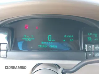 1998 Cadillac DeVille z VIN 1G6KD54Y4WU800220, wystawiony jako IAAI lot #41818035 z przebiegiem 121 555 mil mil oraz . Historia ofert i sprzedaży dostępna na DreamBid. Obrazek 7.