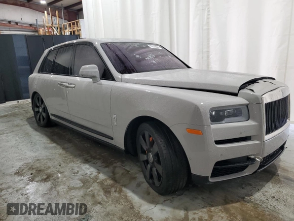 2023 Rolls-Royce Cullinan z VIN SLATV4C09PU215050, wystawiony jako Copart lot #70029324 z przebiegiem 6 055 mil mil oraz Szkoda całkowita • Salvage title. Historia ofert i sprzedaży dostępna na DreamBid. Obrazek 4.