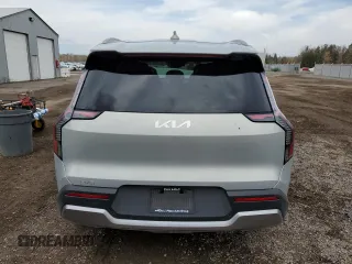 2024 Kia EV9 Wind z VIN KNDAFFS57R6049852, wystawiony jako Copart lot #78782314 z przebiegiem 2496 mil mil oraz Szkody całkowita. Historia ofert i sprzedaży dostępna na DreamBid. Obrazek 6.