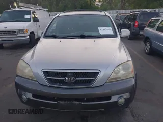 2005 Kia Sorento LX z VIN KNDJC733355366104, wystawiony jako IAAI lot #42493698 z przebiegiem 182 967 mil mil oraz . Historia ofert i sprzedaży dostępna na DreamBid. Obrazek 6.