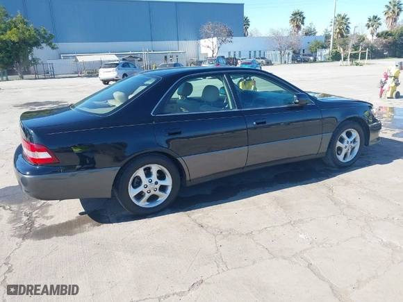 2000 Lexus ES 300 with VIN JT8BF28G2Y5093962, listed as a IAAI auction lot 41634264 with 106,951 mi miles. Bid and sale history available at carsss.com. Image 4.