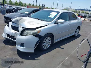 2010 Toyota Corolla z VIN 1NXBU4EE9AZ236385, wystawiony jako IAAI lot #42591900 z przebiegiem 185 946 mil mil oraz . Historia ofert i sprzedaży dostępna na DreamBid. Obrazek 2.