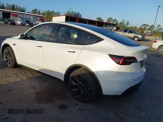 2024 Tesla Model Y Long Range z VIN 7SAYGDEE9RA291266, wystawiony jako IAAI lot #41956682 z przebiegiem 17 066 mil mil oraz . Historia ofert i sprzedaży dostępna na DreamBid. Obrazek 3.