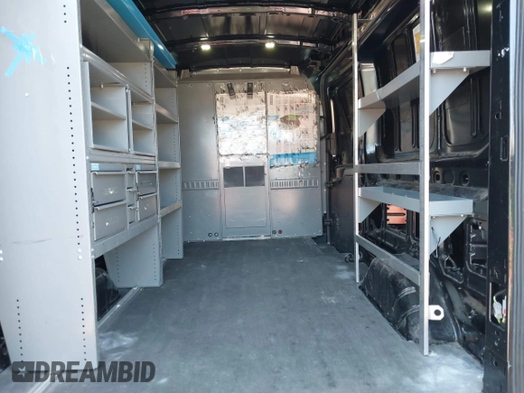 2015 Ford Transit Cargo z VIN 1FTYR2CM4FKA84548, wystawiony jako IAAI lot #42561069 z przebiegiem 174 469 mil mil oraz . Historia ofert i sprzedaży dostępna na DreamBid. Obrazek 8.