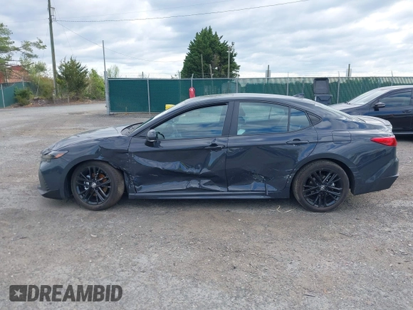 2025 Toyota Camry LE z VIN 4T1DAACK8SU111520, wystawiony jako IAAI lot #42045956 z przebiegiem 5 519 mil mil oraz . Historia ofert i sprzedaży dostępna na DreamBid. Obrazek 14.