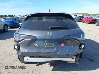 2025 Honda HR-V EX-L z VIN 3CZRZ1H72SM700908, wystawiony jako IAAI lot #41172857 z przebiegiem 6229 mil mil oraz . Historia ofert i sprzedaży dostępna na DreamBid. Obrazek 17.
