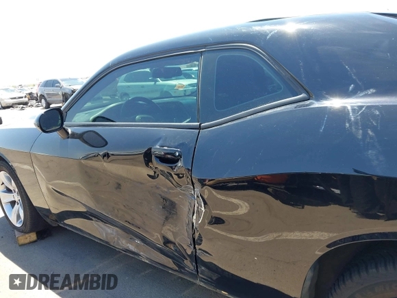 2019 Dodge Challenger SXT z VIN 2C3CDZAG1KH587281, wystawiony jako IAAI lot #42180057 z przebiegiem 109 333 mil mil oraz . Historia ofert i sprzedaży dostępna na DreamBid. Obrazek 14.