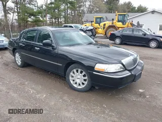 2009 Lincoln Town Car Signature Limited z VIN 2LNHM82V99X624002, wystawiony jako IAAI lot #41949732 z przebiegiem 119 410 mil mil oraz . Historia ofert i sprzedaży dostępna na DreamBid. Obrazek 1.