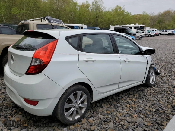 2013 Hyundai Accent SE with VIN KMHCU5AE7DU091402, listed as a Copart auction lot 50698845 with 125,262 mi miles and Salvage Title. Bid and sale history available at carsss.com. Image 3.