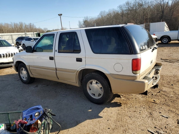 1998 GMC Jimmy SL with VIN 1GKCS13WXW2516025, listed as a Copart auction lot 88762955 with 140,381 mi miles and Salvage Title. Bid and sale history available at carsss.com. Image 2.