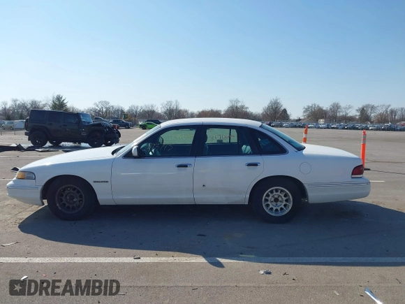 1995 Ford Crown Victoria LX с VIN 2FALP74W3SX123480, выставлен на аукционе IAAI как лот 41737431 с пробегом Не указан миль и . История ставок и продаж доступна на DreamBid. Изображение 14.