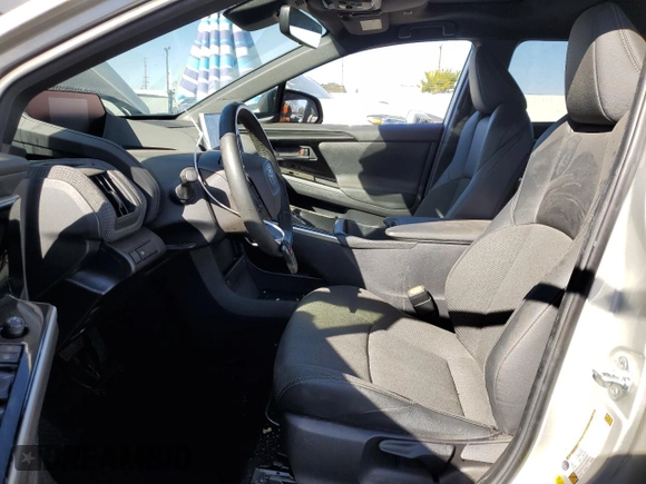 2023 Toyota bZ4X XLE z VIN JTMAAAAA8PA029197, wystawiony jako Copart lot #89393245 z przebiegiem 31 280 mil mil oraz Szkoda całkowita • Salvage title. Historia ofert i sprzedaży dostępna na DreamBid. Obrazek 7.