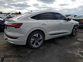 2022 Audi e-tron Sportback S line Premium z VIN WA11AAGE2NB013721, wystawiony jako Copart lot #81812643 z przebiegiem 40 749 mil mil oraz . Historia ofert i sprzedaży dostępna na DreamBid. Obrazek 3.