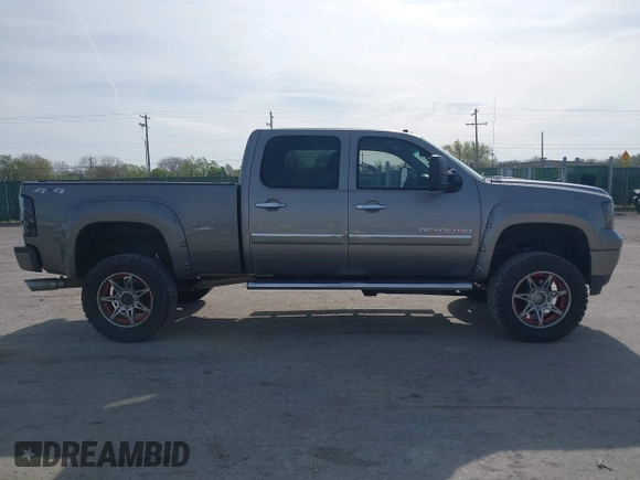 2013 GMC Sierra 2500HD Denali z VIN 1GT125E81DF127112, wystawiony jako IAAI lot #41907764 z przebiegiem 289 619 mil mil oraz . Historia ofert i sprzedaży dostępna na DreamBid. Obrazek 13.
