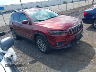 2019 Jeep Cherokee Latitude Plus z VIN 1C4PJMLB2KD334722, wystawiony jako IAAI lot #42668998 z przebiegiem 85 320 mil mil oraz . Historia ofert i sprzedaży dostępna na DreamBid. Obrazek 1.