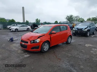 2012 Chevrolet Sonic LS z VIN 1G1JA6SH0C4151207, wystawiony jako IAAI lot #42268757 z przebiegiem 171 627 mil mil oraz . Historia ofert i sprzedaży dostępna na DreamBid. Obrazek 2.