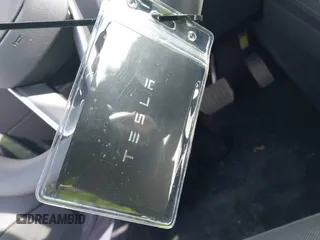 2025 Tesla Model 3 Long Range z VIN 5YJ3E1EA7SF892239, wystawiony jako IAAI lot #42068918 z przebiegiem 17 mil mil oraz . Historia ofert i sprzedaży dostępna na DreamBid. Obrazek 11.