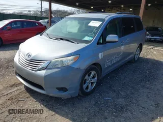 2015 Toyota Sienna LE AAS z VIN 5TDKK3DC1FS661065, wystawiony jako IAAI lot #41611113 z przebiegiem 110 468 mil mil oraz . Historia ofert i sprzedaży dostępna na DreamBid. Obrazek 2.
