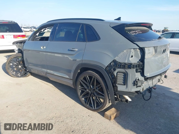2024 Volkswagen Atlas SEL Premium R-Line z VIN 1V2FE2CA3RC245381, wystawiony jako IAAI lot #41610093 z przebiegiem 5 022 mil mil oraz . Historia ofert i sprzedaży dostępna na DreamBid. Obrazek 3.