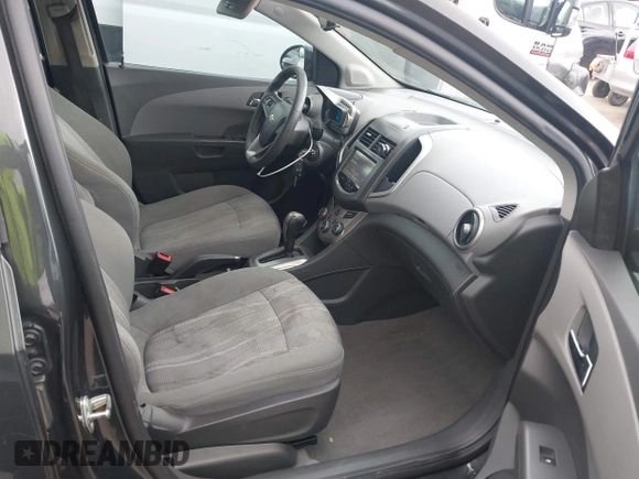 2016 Chevrolet Sonic LT z VIN 1G1JC6SH3G4155865, wystawiony jako IAAI lot #41808426 z przebiegiem 142 866 mil mil oraz . Historia ofert i sprzedaży dostępna na DreamBid. Obrazek 5.