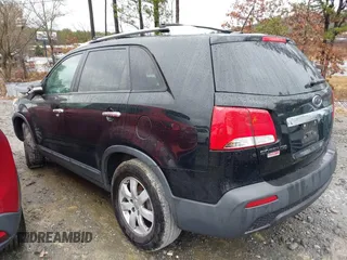 2013 Kia Sorento LX z VIN 5XYKT3A69DG354992, wystawiony jako IAAI lot #41538447 z przebiegiem 178 027 mil mil oraz . Historia ofert i sprzedaży dostępna na DreamBid. Obrazek 14.