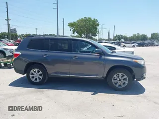 2013 Toyota Highlander z VIN 5TDZK3EH5DS124401, wystawiony jako IAAI lot #42133758 z przebiegiem 131 405 mil mil oraz . Historia ofert i sprzedaży dostępna na DreamBid. Obrazek 13.
