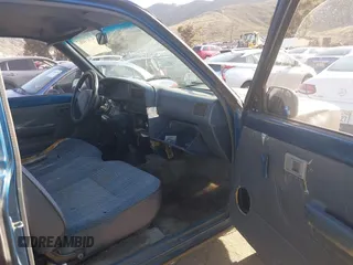 1994 Toyota Pickup z VIN 4TARN81A2RZ306507, wystawiony jako IAAI lot #41834087 z przebiegiem 164 855 mil mil oraz . Historia ofert i sprzedaży dostępna na DreamBid. Obrazek 5.