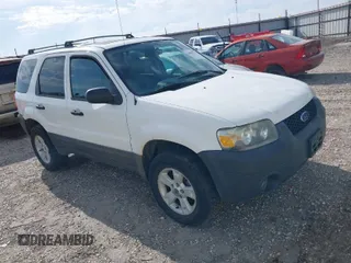 2005 Ford Escape XLT with VIN 1FMYU93145KE08055, listed as a IAAI auction lot 42004705 with 205,729 mi miles. Bid and sale history available at carsss.com. Image 1.