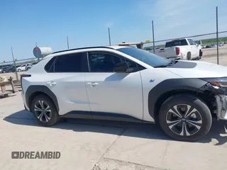 2024 Subaru Solterra Premium z VIN JTMABABA5RA068246, wystawiony jako IAAI lot #41825759 z przebiegiem 5419 mil mil oraz . Historia ofert i sprzedaży dostępna na DreamBid. Obrazek 12.