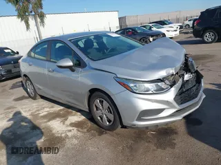 2017 Chevrolet Cruze LS z VIN 1G1BC5SM6H7254269, wystawiony jako IAAI lot #41823535 z przebiegiem 127 510 mil mil oraz . Historia ofert i sprzedaży dostępna na DreamBid. Obrazek 1.