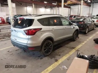 2019 Ford Escape SE z VIN 1FMCU9GD4KUB06392, wystawiony jako IAAI lot #41841682 z przebiegiem 92 488 mil mil oraz . Historia ofert i sprzedaży dostępna na DreamBid. Obrazek 4.