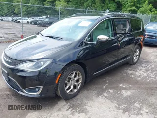 2017 Chrysler Pacifica Limited z VIN 2C4RC1GG3HR566162, wystawiony jako IAAI lot #42375696 z przebiegiem 103 051 mil mil oraz . Historia ofert i sprzedaży dostępna na DreamBid. Obrazek 19.