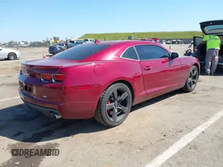 2010 Chevrolet Camaro 2SS z VIN 2G1FK1EJ8A9185524, wystawiony jako IAAI lot #42034608 z przebiegiem 156 545 mil mil oraz . Historia ofert i sprzedaży dostępna na DreamBid. Obrazek 4.