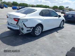 2024 Toyota Camry LE z VIN 4T1R11AK5RU881936, wystawiony jako IAAI lot #42080937 z przebiegiem 13 302 mil mil oraz . Historia ofert i sprzedaży dostępna na DreamBid. Obrazek 4.