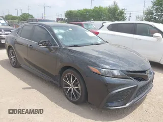 2022 Toyota Camry SE z VIN 4T1G11AK6NU623118, wystawiony jako IAAI lot #41962887 z przebiegiem 74 195 mil mil oraz . Historia ofert i sprzedaży dostępna na DreamBid. Obrazek 1.