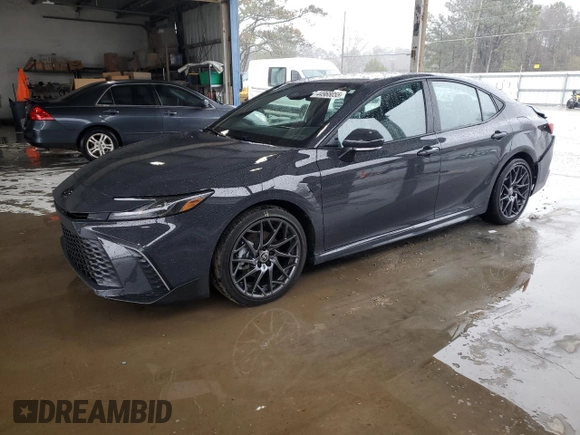 2025 Toyota Camry LE z VIN 4T1DAACK8SU059483, wystawiony jako Copart lot #44968055 z przebiegiem 19 771 mil mil oraz Nie do naprawy • Non repairable. Historia ofert i sprzedaży dostępna na DreamBid. Obrazek 1.