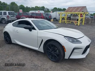 2024 Toyota 86 Premium z VIN JF1ZNBE13R8758585, wystawiony jako IAAI lot #42303684 z przebiegiem 9 060 mil mil oraz . Historia ofert i sprzedaży dostępna na DreamBid. Obrazek 1.