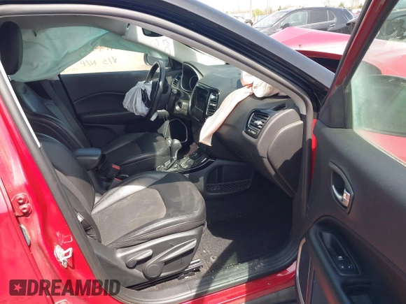 2019 Jeep Compass Altitude z VIN 3C4NJDBB3KT806607, wystawiony jako IAAI lot #41402626 z przebiegiem Nie podano mil oraz . Historia ofert i sprzedaży dostępna na DreamBid. Obrazek 5.