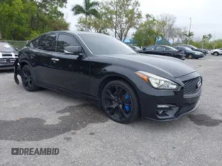 2015 Infiniti Q70 z VIN JN1BY1AR6FM561165, wystawiony jako IAAI lot #41622832 z przebiegiem 121 522 mil mil oraz . Historia ofert i sprzedaży dostępna na DreamBid. Obrazek 1.