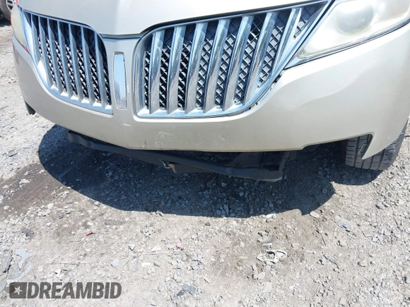 2011 Lincoln MKX z VIN 2LMDJ6JK0BBJ07844, wystawiony jako IAAI lot #42468410 z przebiegiem 207 298 mil mil oraz . Historia ofert i sprzedaży dostępna na DreamBid. Obrazek 6.