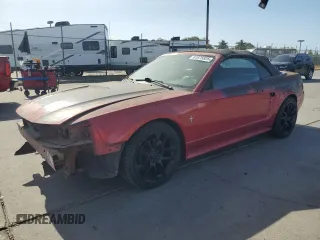 2002 Ford Mustang Deluxe z VIN 1FAFP44462F174929, wystawiony jako Copart lot #61975925 z przebiegiem 110 825 mil mil oraz Szkoda całkowita • Salvage title. Historia ofert i sprzedaży dostępna na DreamBid. Obrazek 1.