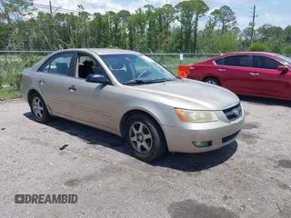 2006 Hyundai Sonata GLS z VIN KMHEU46C06A142592, wystawiony jako IAAI lot #42360632 z przebiegiem 186 415 mil mil oraz . Historia ofert i sprzedaży dostępna na DreamBid. Obrazek 1.