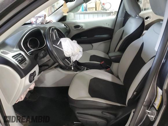 2019 Jeep Compass Altitude z VIN 3C4NJDBB9KT813447, wystawiony jako Copart lot #50494595 z przebiegiem 70 401 mil mil oraz Szkoda całkowita • Salvage title. Historia ofert i sprzedaży dostępna na DreamBid. Obrazek 7.