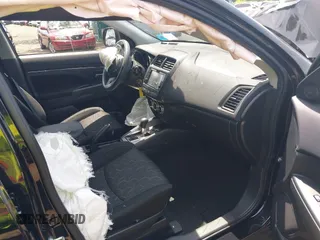2023 Mitsubishi Outlander ES z VIN JA4ARUAU2PU008729, wystawiony jako IAAI lot #39558734 z przebiegiem 7 466 mil mil oraz . Historia ofert i sprzedaży dostępna na DreamBid. Obrazek 5.
