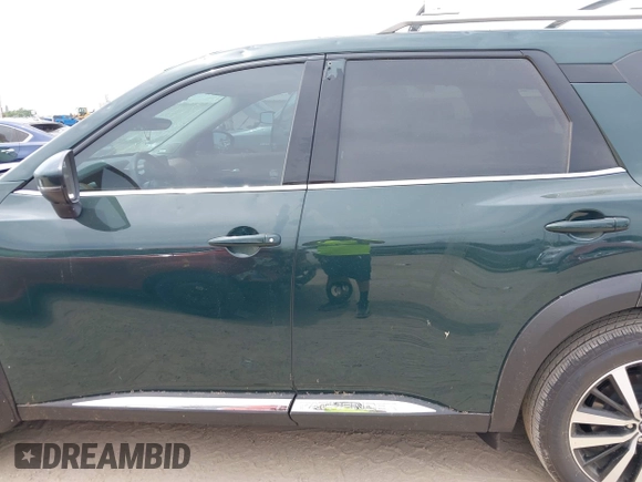 2023 Nissan Pathfinder Platinum z VIN 5N1DR3DH7PC275524, wystawiony jako IAAI lot #42061025 z przebiegiem 22 670 mil mil oraz . Historia ofert i sprzedaży dostępna na DreamBid. Obrazek 14.
